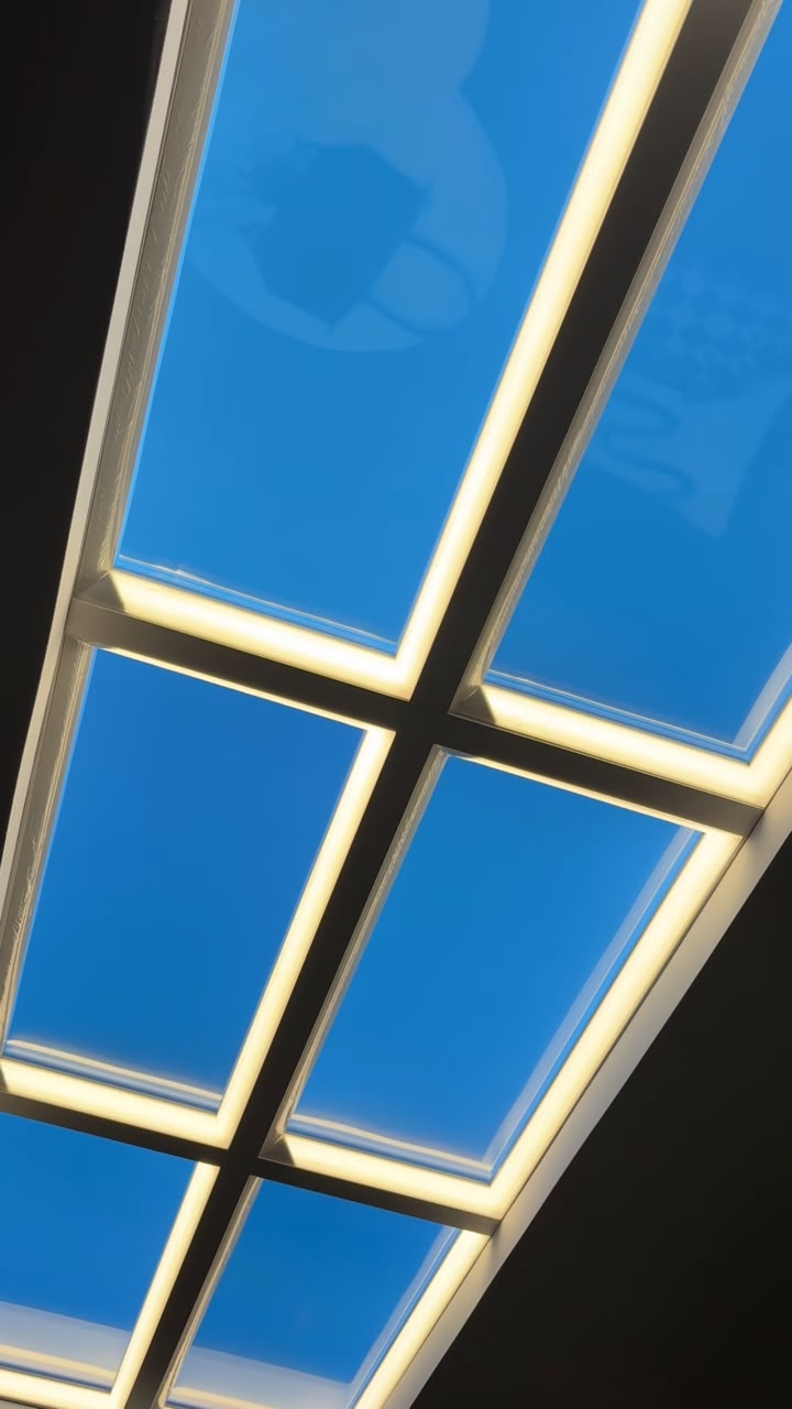 Круглый LED-скайлайт над внутренним двориком